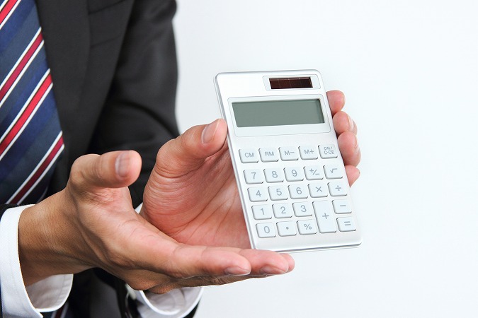 電卓を持つスタッフ