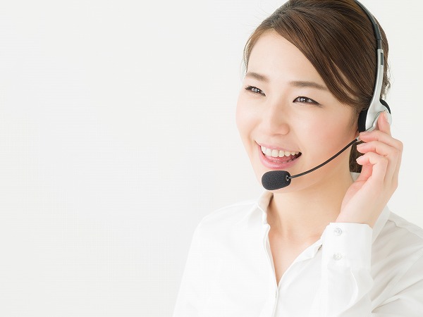 笑顔の受付担当者